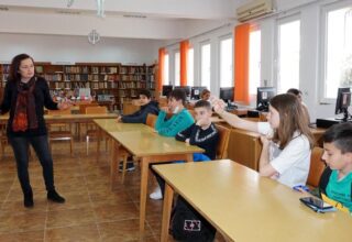 Петокласници проведоха час в библиотеката, включиха се в конкурса за слоган