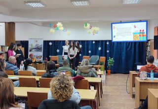 Коледа по немски представиха ученици от ПМГ в библиотеката