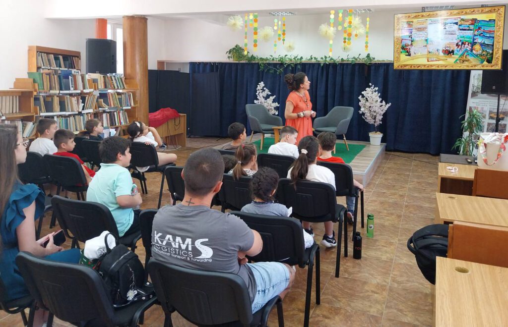 учител говори пред учениците