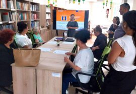 Библиотекар говори пред хора в дигиталния клуб