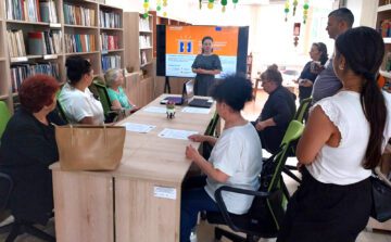 Библиотекар говори пред хора в дигиталния клуб