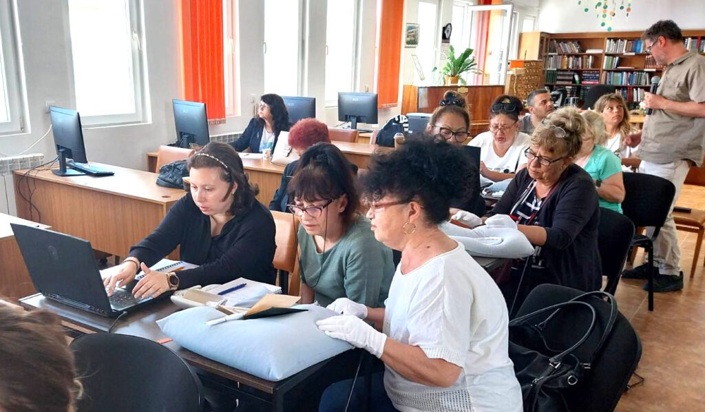 Библиотекари работят с редки книги