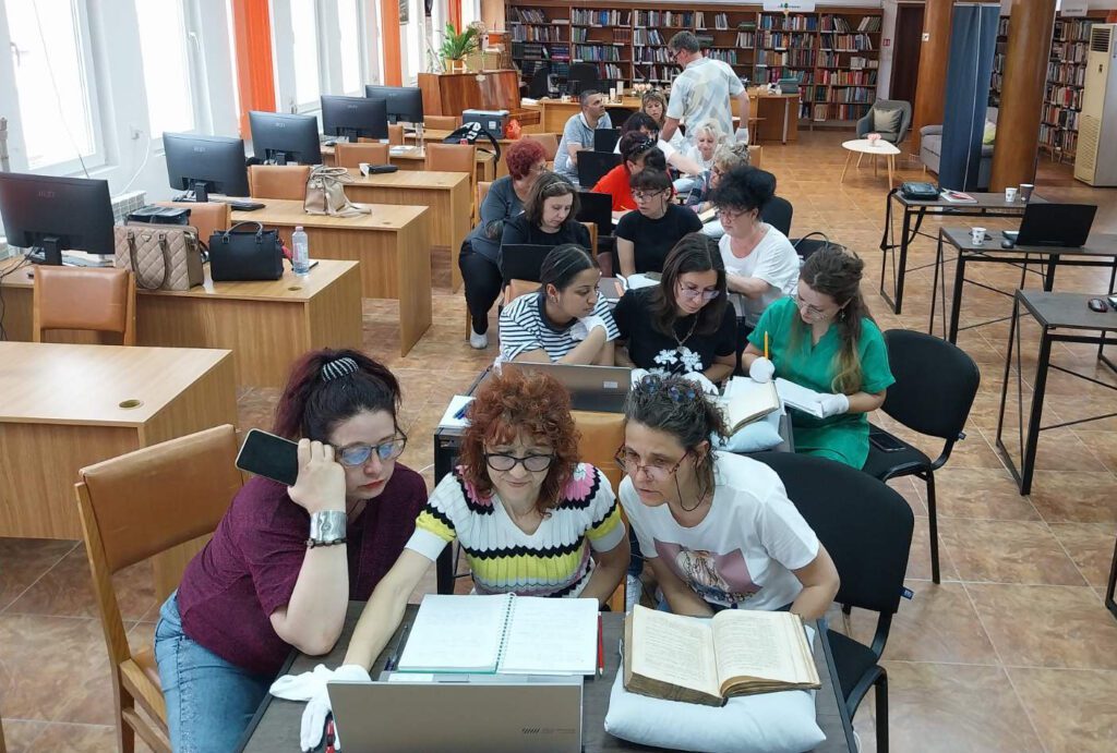 Библиотекари работят с редки и ценни книги